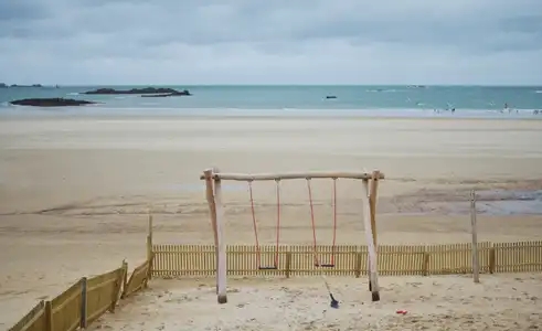 Saint-Malo, plage et jeux d'enfants, fin de saison