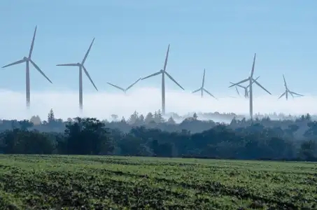 Energie renouvelable, éoliennes dans le brouillard