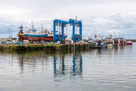 port de pêche du Guilvinec, grue pour bateau