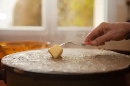 Etaler le beurre sur la crêpe