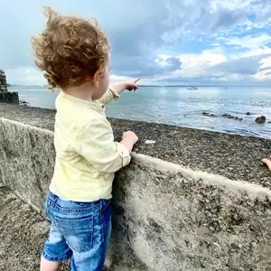 Enfant qui montre le bateau