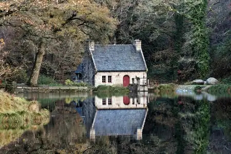 Le moulin de Coatgoureden et son reflet sur l'étang du même nom