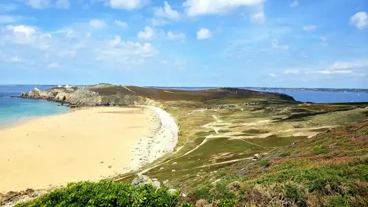 Plage paradisiaque de sable blanc, La pointe du Toulinguet et la plage de Pen Hat, Camaret-sur-Mer, Presqu’île de Crozon