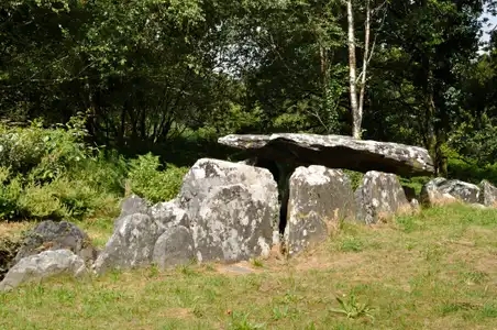 Mégalithes, allée couverte sur les landes de Liscuis Gouarec