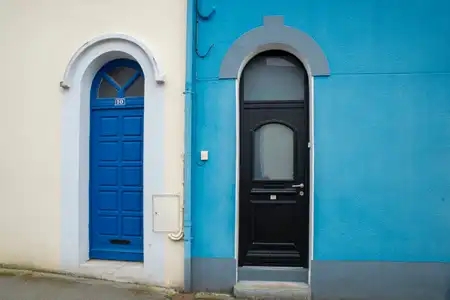 Portes d'entrée de maisons colorées