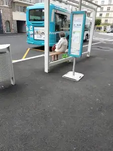 Arrêt de bus en ville