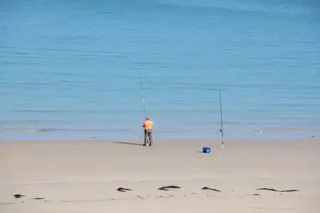 pêcheur au surfcasting sur la plage
