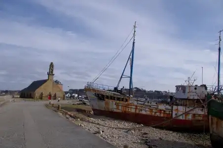 Chapelle et vieux bateaux à Camaret