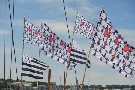 Drapeaux bretons aux couleurs de la ville de Concarneau