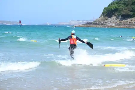 Sauveteur qui coure sur la plage de l'Ecluse à Dinard, lors de la compétition French Rescue
