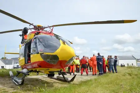 Hélicoptère Sécurité civile en exercice avec SNSM