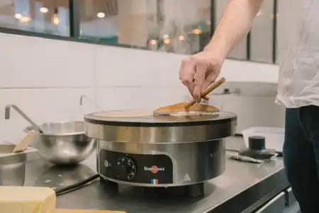 Utiliser le rozell pour étaler la pâte à crêpe