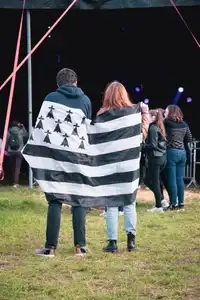 Deux jeune et leur drapeau breton au festival