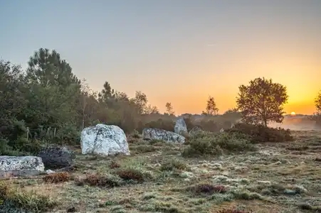 lever de soleil sur le site des mégalithes à Saint Just