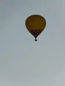 Montgolfière jaune dans le ciel
