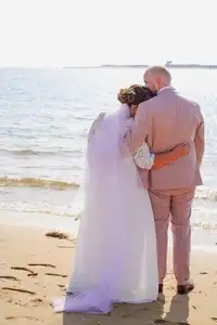 Couple de mariés à la plage