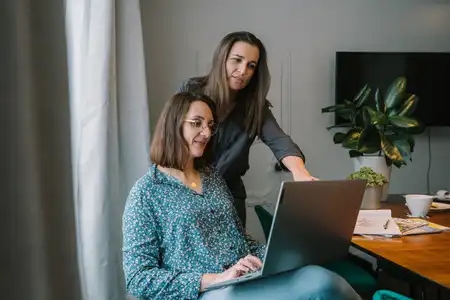 2 femmes exposant leurs idées autour d'un ordinateur