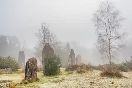 mégalithes en pleine brume hivernale à Monteneuf