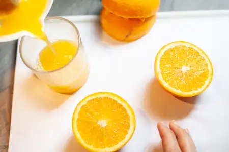 se préparer un jus d'orange