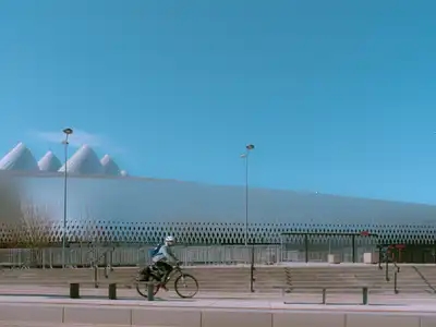 Un cycliste passe devant Brest Arena