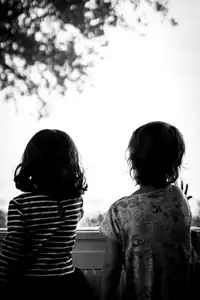 Petites filles regardant l'horizon
