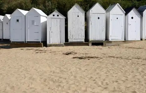 Saint-Briac et cabines de plage sur le sable