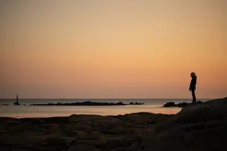 Personne au coucher du soleil qui contemple la mer a Concarneau