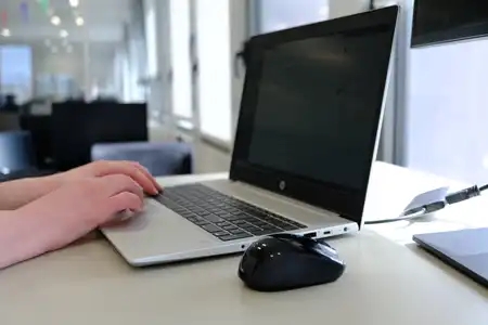 Main de femme sur ordinateur