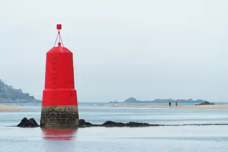 Balise rouge sur l'estuaire du Douron avec des promeneurs- Tourelle de Pichodour