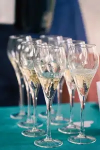 Coupe de champagne lors d'un mariage en Bretagne