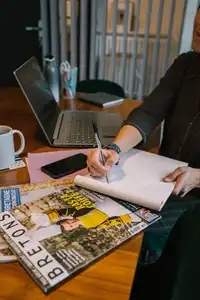 Une femme devant son bureau note des idées