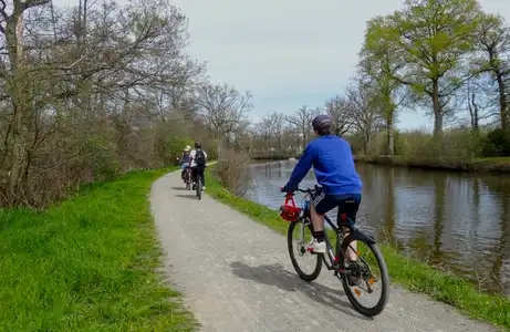 Balade le long du canal en vélo