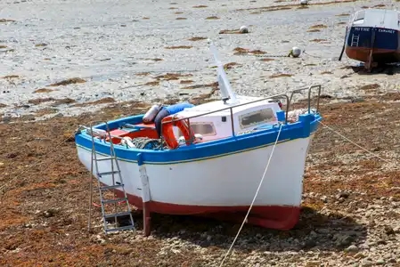 Bateau échoué à marée basse dans le port de Camaret-sur-Mer