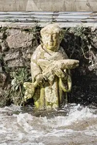 Statue dans l'eau