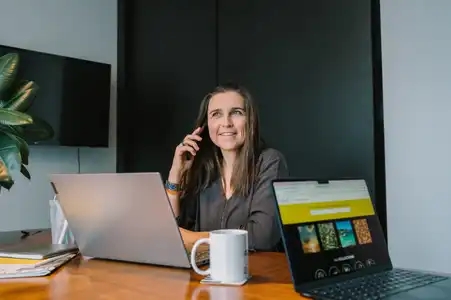Une femme recevant un appel téléphonique à son poste de travail