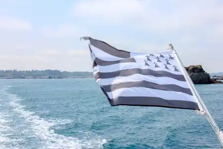 Drapeau breton face à la mer