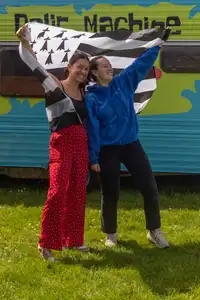 Deux jeune fille qui s'amuse au festival d'Andél'ir