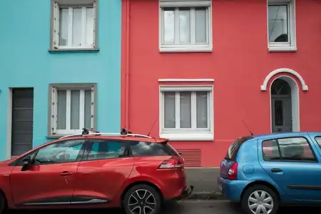 Maisons et voitures rouges et bleues dans le quartier de Saint-Martin à Brest