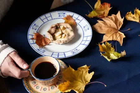 Goûter tarte à la pomme et café à la saison d'automne