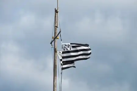 drapeau breton flottant au vent