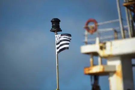 Bateau usine, drapeau breton Gwenn Ha Du