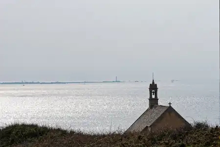 l'île de sein en face de la pointe du Van et de la chapelle Saint They