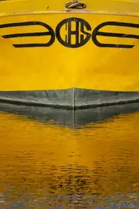 Coque de bateau jaune