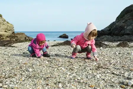 petites filles jouent sur la plage