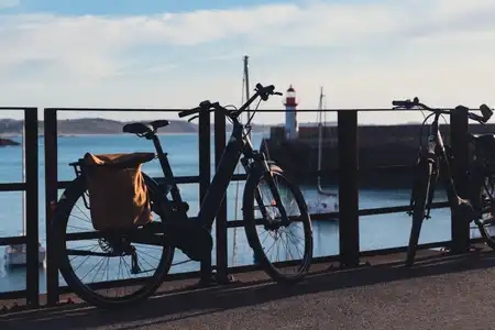Vélo électrique au port d'Erquy