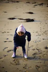 enfant dessine sur le sable