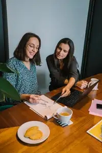 2 femmes discutant d'un projet
