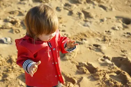 bébé marche dans le sable