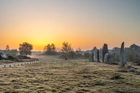 lever de soleil sur le site des mégalithes à Saint just