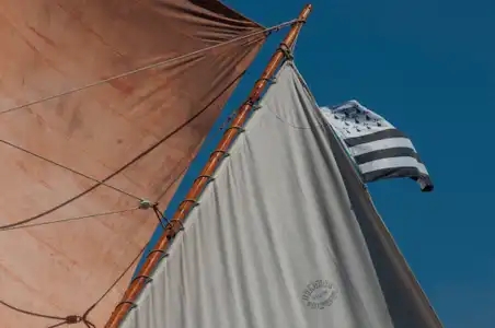 Le drapeau gwenn ha du flotte à bord d'un voilier traditionnel